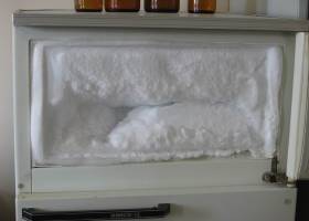 Лёд в морозильном отсеке холодильника, скапливается леденая шуба